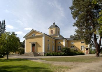 Maaningan kirkko kesällä kuvattuna.