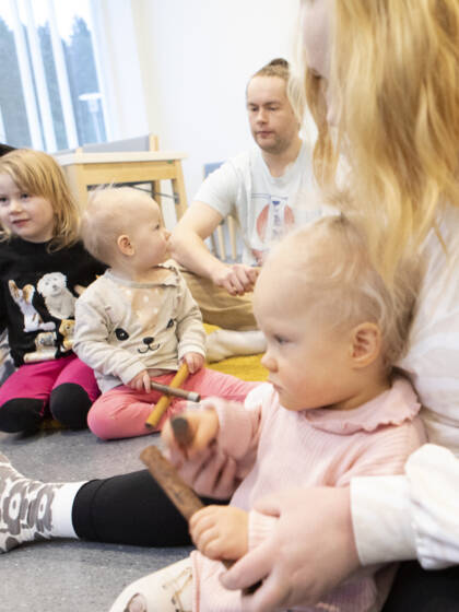 Vanhempia ja lapsia perhekerhossa.