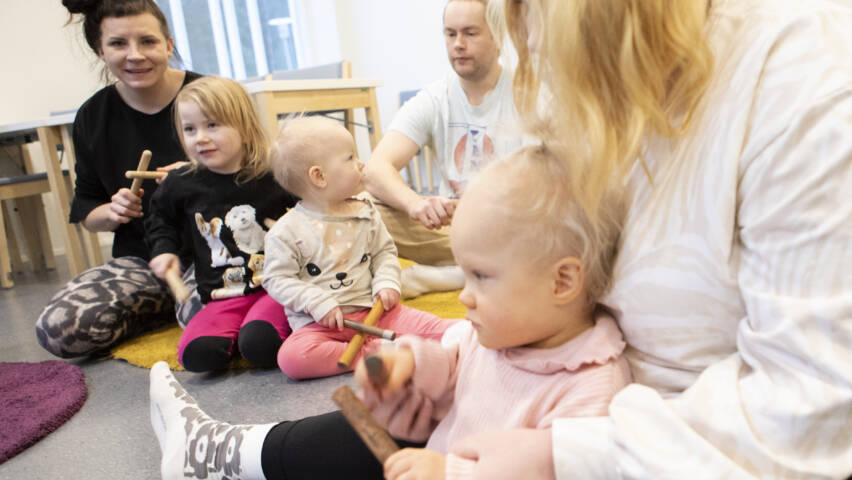 Vanhempia ja lapsia perhekerhossa.