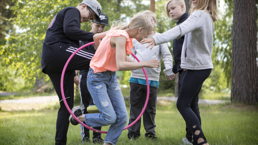 Koululaisia leikkimässä kesäleirillä.