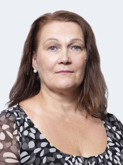 Lähikuvassa Raija Tuovinen.