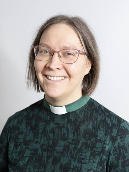 Lähikuvassa Eeva-Leena Ahopelto.