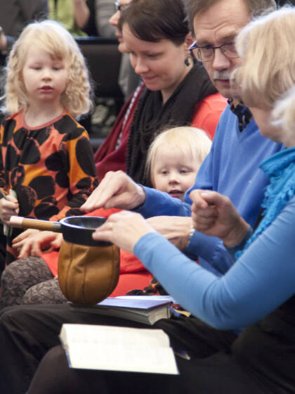 Perhekirkossa lapsia ja vanhempia, kolehtihaavi kiertää.