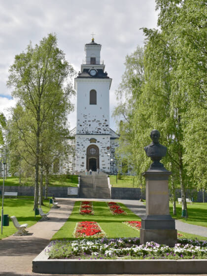 Kuopion Tuomiokirkko kirkonmäellä, Snellmaninpuiston takana.