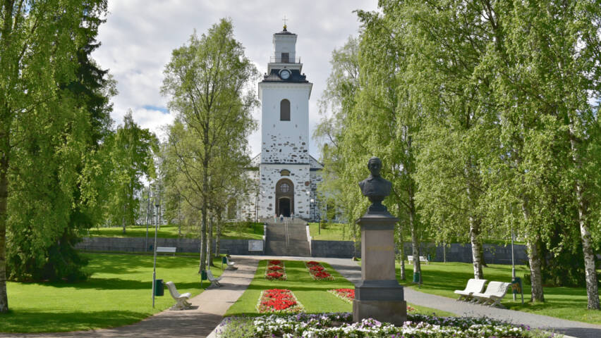 Kuopion Tuomiokirkko kirkonmäellä, Snellmaninpuiston takana.