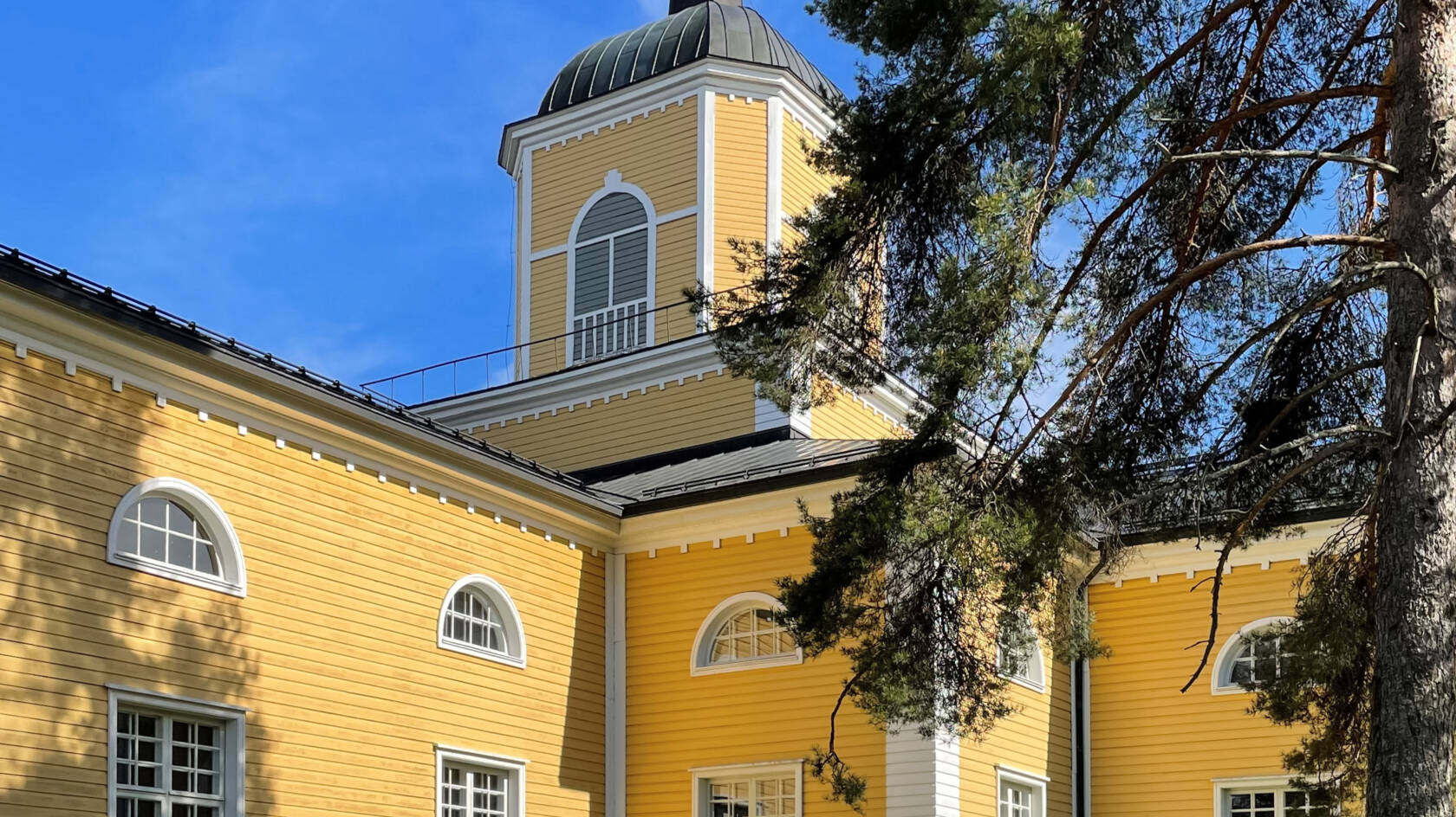 Maaningan kirkko kesällä.