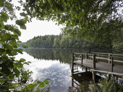 Poukaman leirikeskuksen ranta ja laituri.