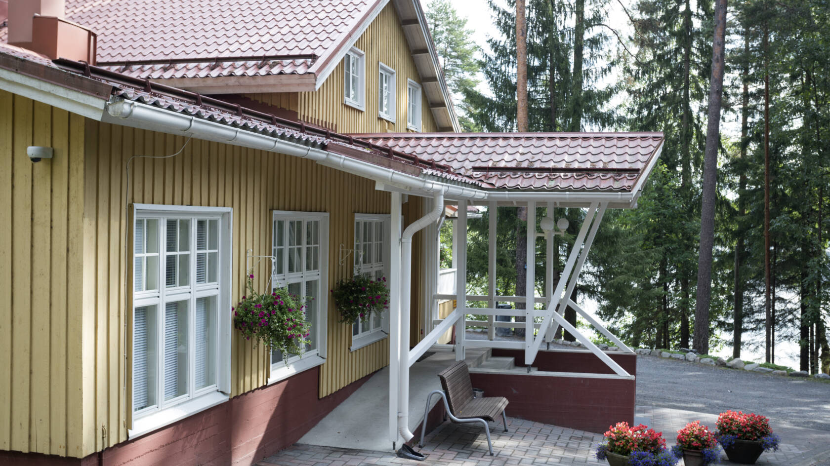 Poukaman leirikeskus, pihaa ja sisäänkäynti.