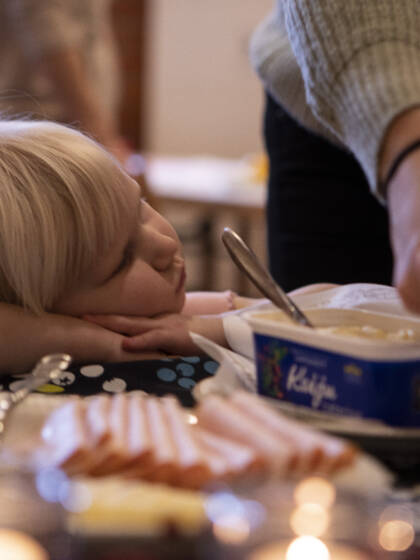 Lapsi ja vanhempi ottamassa ruokaa.