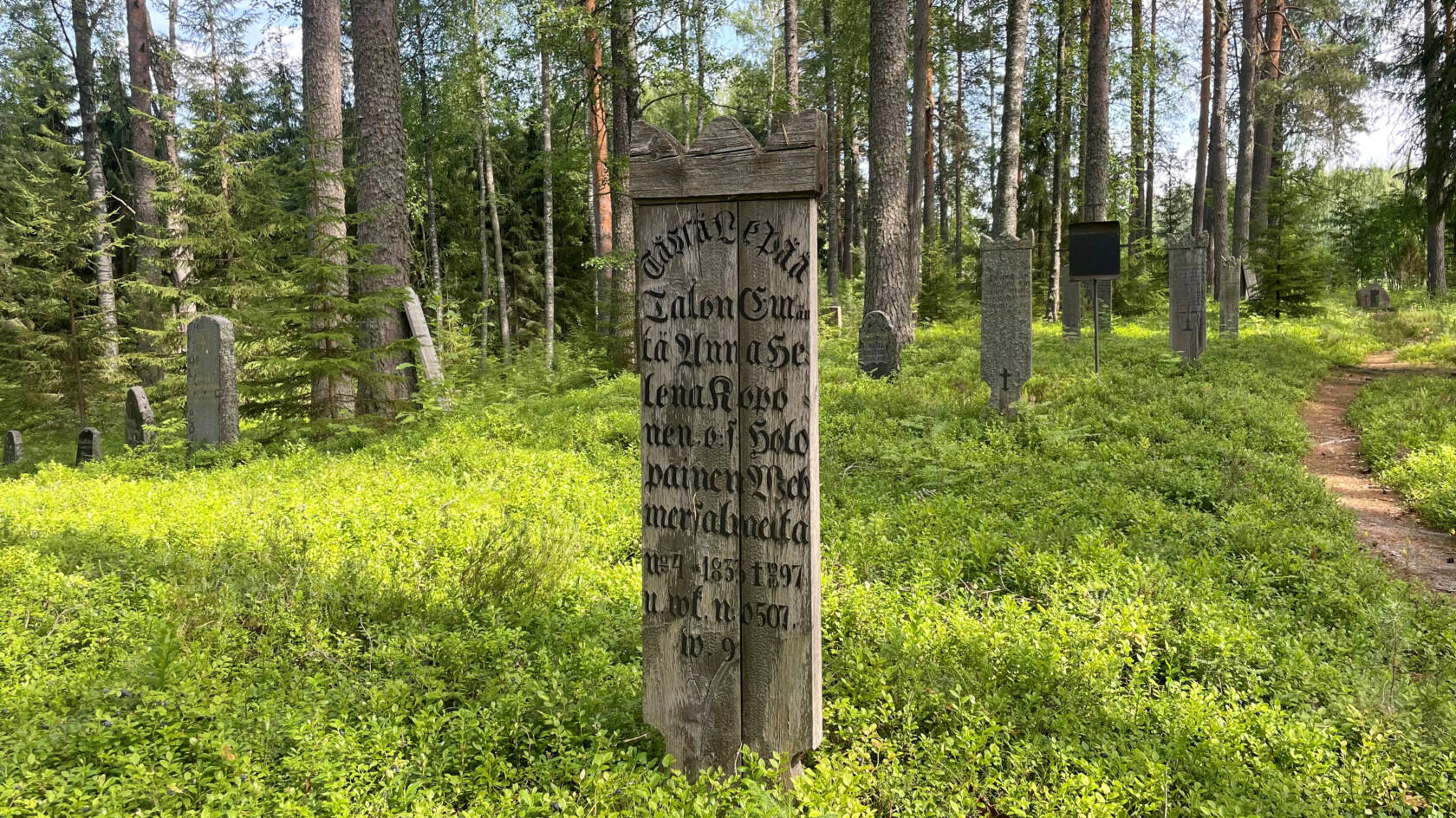 Horkanlahden hautausmaalla vanha puinen hautalauta.