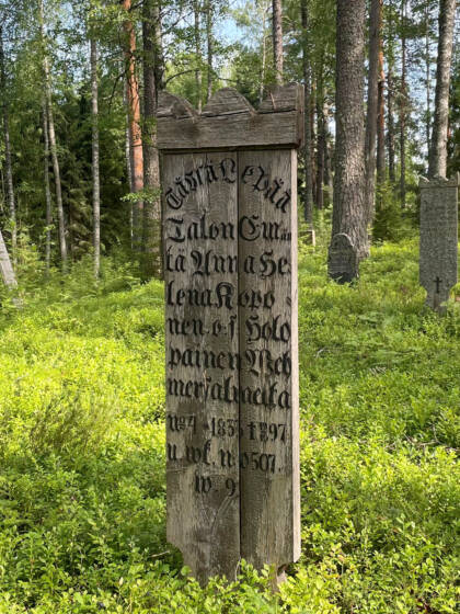 Horkanlahden hautausmaalla vanha puinen hautalauta.