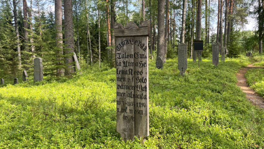 Horkanlahden hautausmaalla vanha puinen hautalauta.