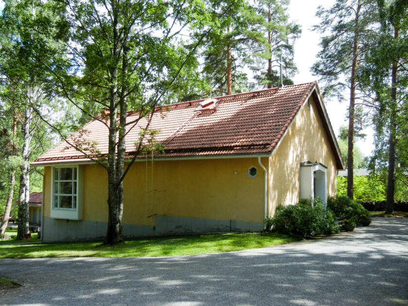 Flodbergin kappeli ulkoa kuvattuna.