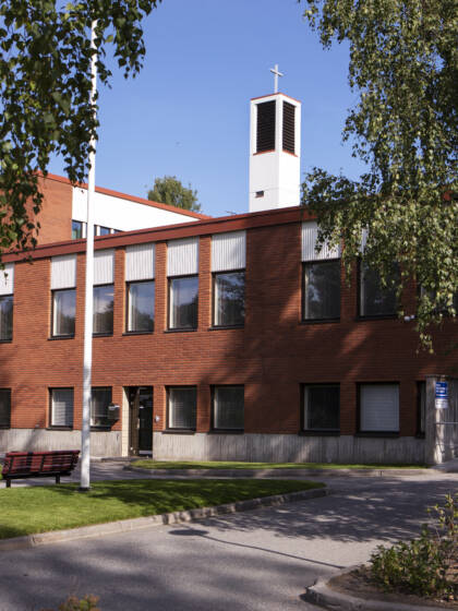 Puijon kirkko kuvattuna ulkona alakerrasta päin.