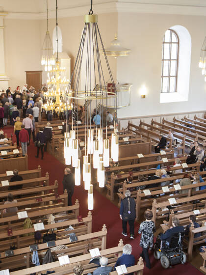 Tuomiokirkko täynnä väkeä.