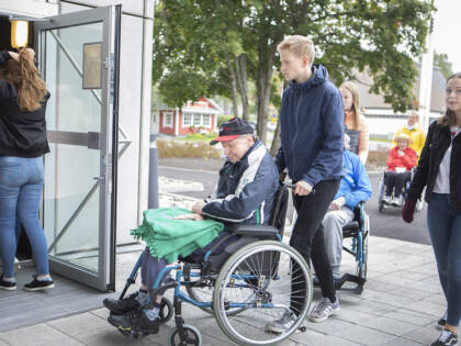 Vapaaehtoiset nuoret saattavat vanhuksia palvelutalolta Alavan kirkkoon lähimmäisen sunnuntaina.
