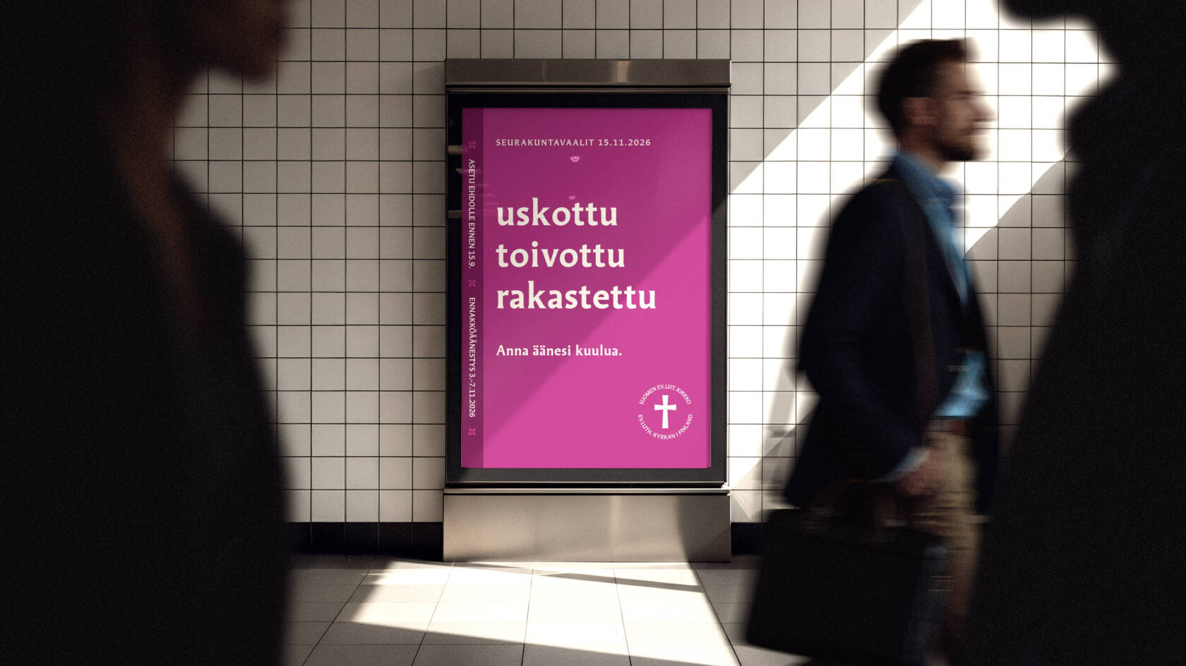 Käytävän seinällä seurakuntavaalien mainos. Ihmiset kulkevat ohitse.