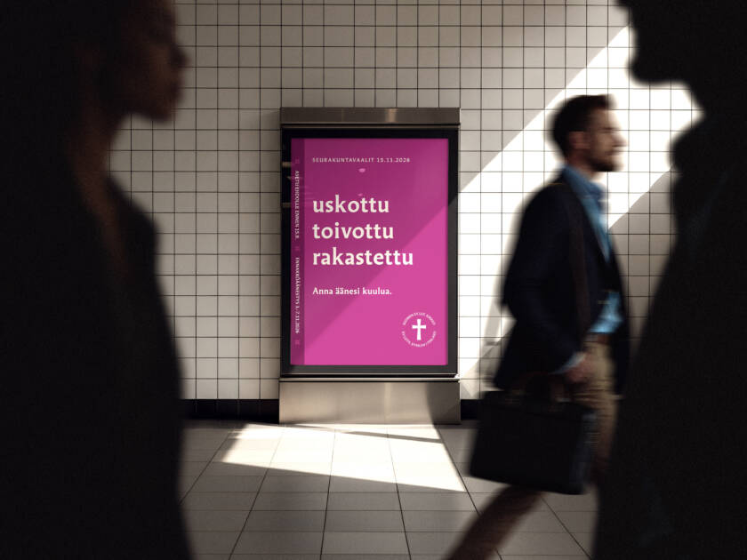 Käytävän seinällä seurakuntavaalien mainos. Ihmiset kulkevat ohitse.
