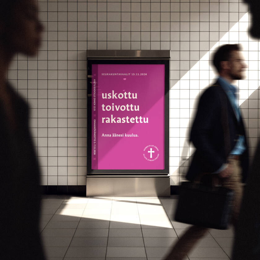 Käytävän seinällä seurakuntavaalien mainos. Ihmiset kulkevat ohitse.