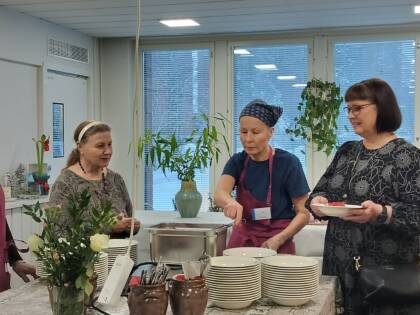 Ihmisiä ottamassa ruokaa.