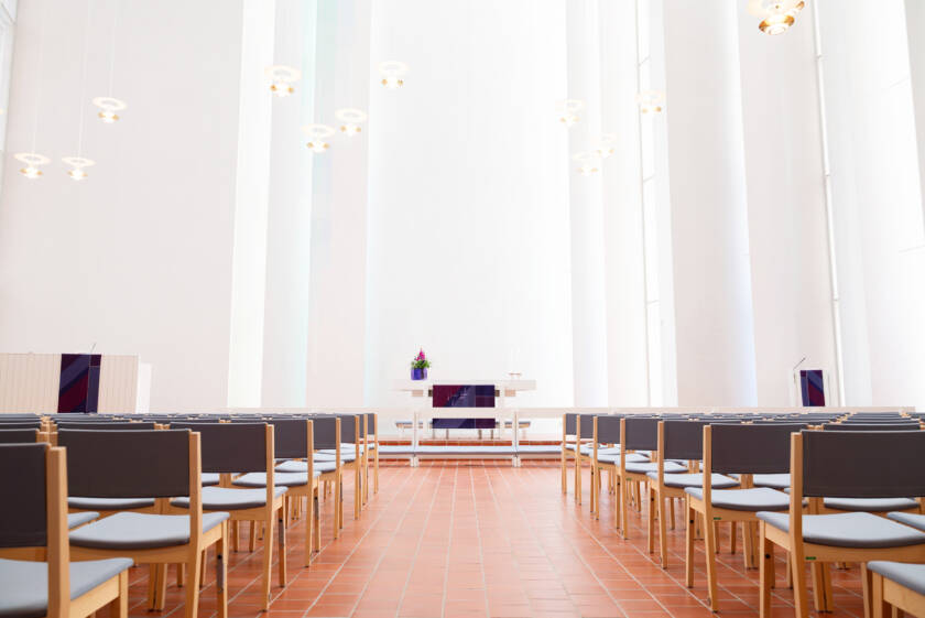 Männistön Pyhän Johanneksen kirkon keskikäytävä alttarille