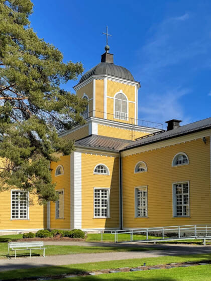 Keltainen puukirkko, Maaningan kirkko.