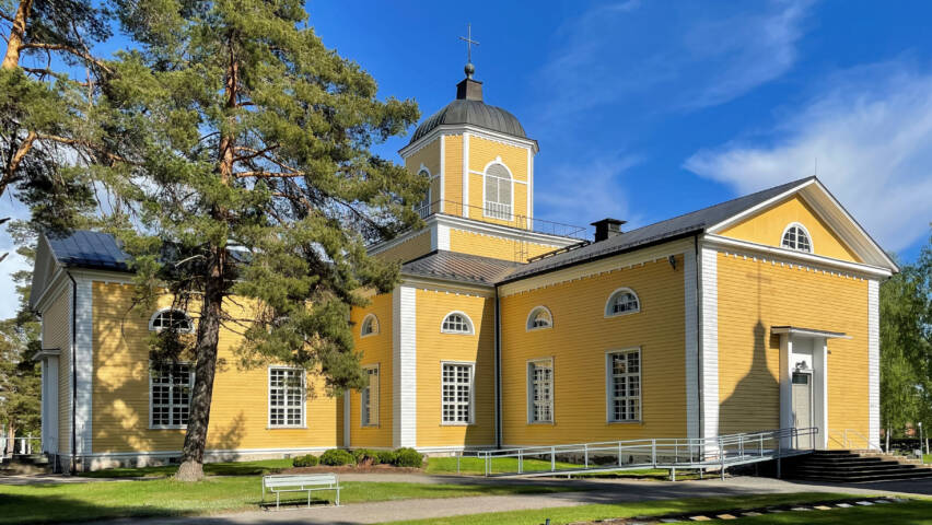 Keltainen puukirkko, Maaningan kirkko.