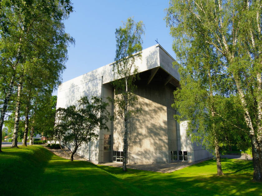 Alavan kirkko kuvattuna kesällä.