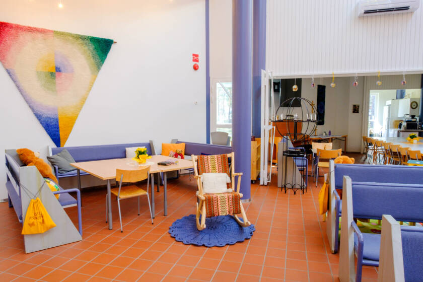 Ylösnousemuksen kirkon lasten leikkipaikka ja näkymä pikkusaliin- ja keittiöön.