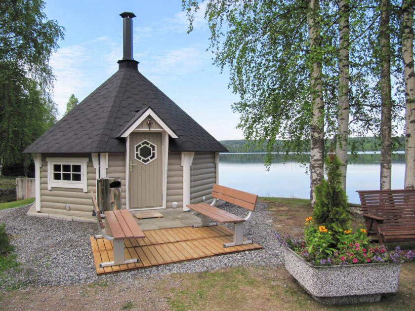 Kota ja istumapaikka rannalla.