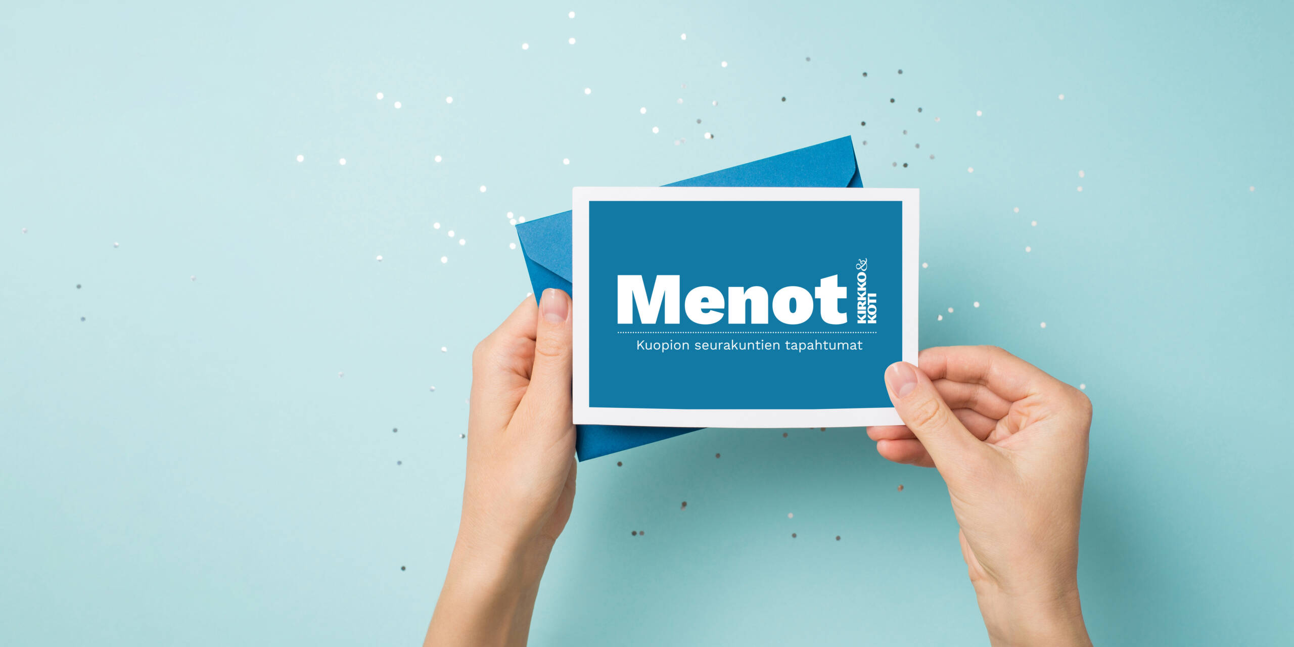 Menot-kirjeen mainoskuva. Käsissä avattu kirjekuori ja kortti, jossa teksti Menot.