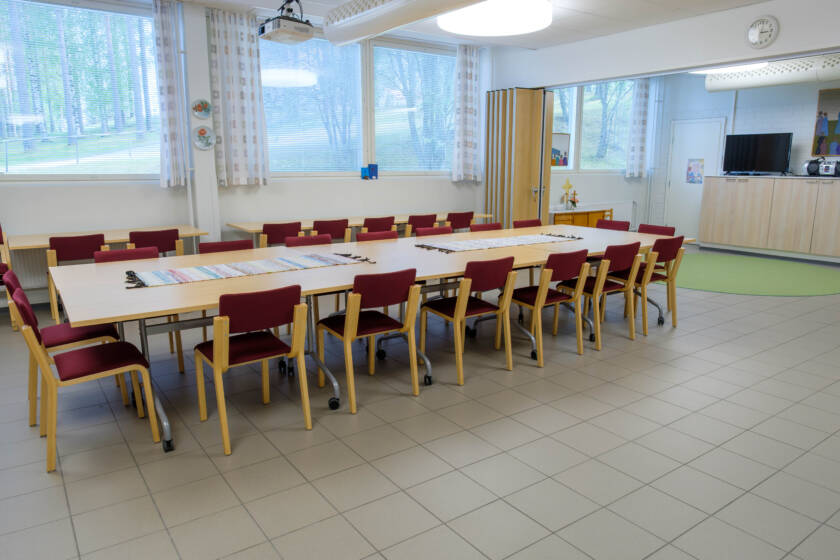 Nilsiän seurakuntakodin alakerran sali.
