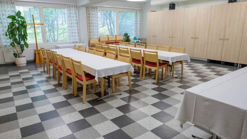 Nilsiän seurakuntakodin yläkerran pikkusali.