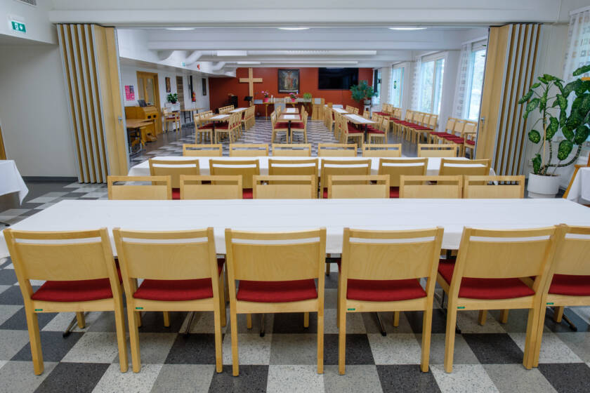 Nilsiän seurakuntakodin yläkerran sali ja pikkusali yhdistettynä, väliovilla avattuna. Tarjoilupöytä löytyy kuvan vierestä vasemmalta.
