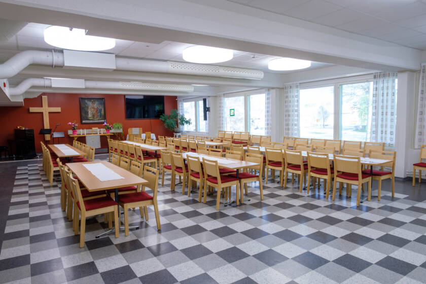 Nilsiän seurakuntakodin yläkerran sali.