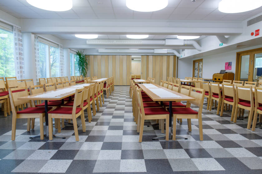 Nilsiän seurakuntakodin yläsali, paljeovilla suljettavissa pikkusalista.