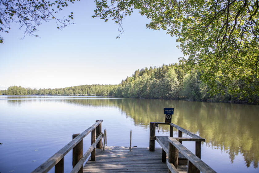 Poukaman laituri ja ranta kesäpäivänä.