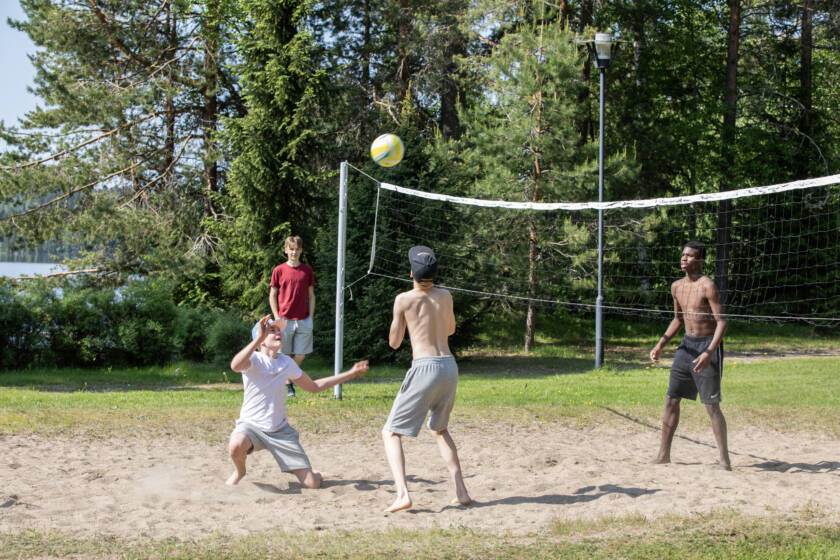 Riparilaisia pelaamassa lentopalloa Rytkyllä.
