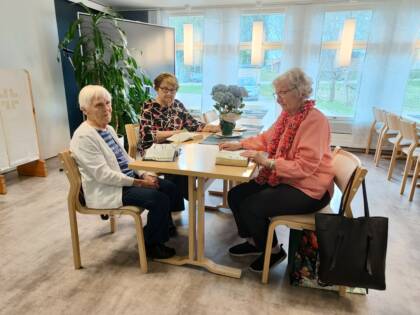 Raamattupiiriläisiä aloittamassa piiriään. Edessään heillä on avatut raamatut.