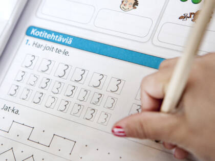 Matematiikan kirjaan piirretään numeroita.