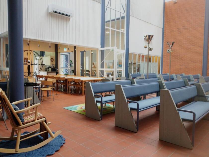 Juankosken Ylösnousemuksen kirkon pikkusali, kirkon takaosassa.