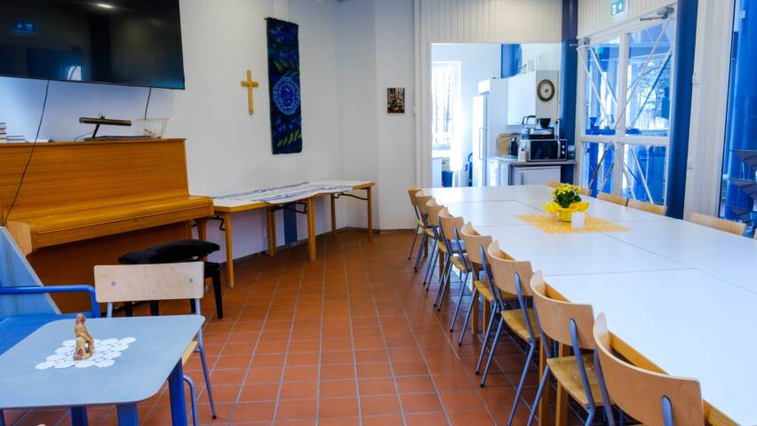 Juankosken Ylösnousemuksen kirkon pikkusali.