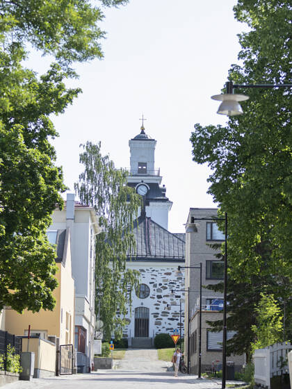 Tuomiokirkko näkyy rännikadun päässä.