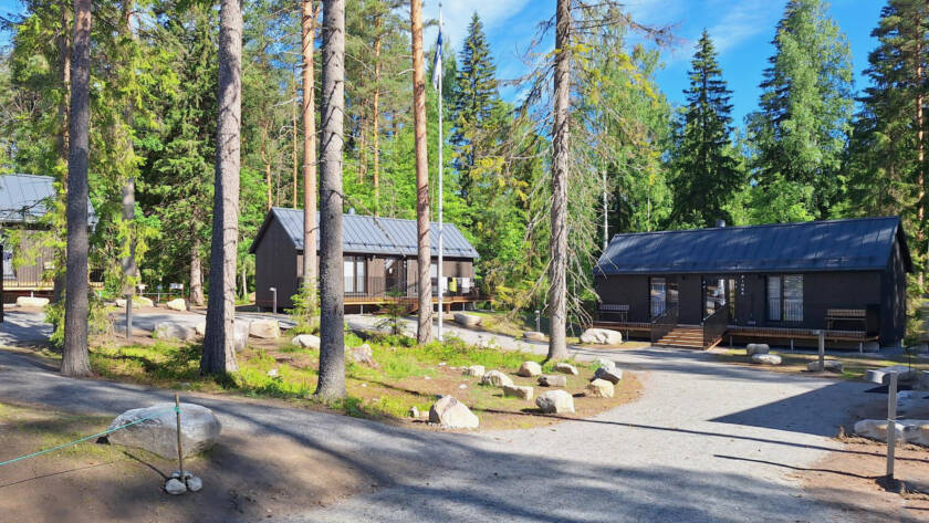 Rytkyn uudet majoitusmökit ulkoa kuvattuna.