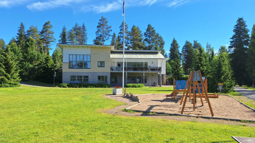 Rytkyn päärakennuksen takapiha.