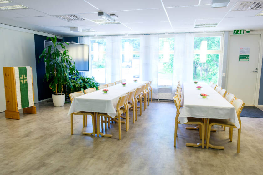 Tuusniemen seurakuntakodin monitoimitila.