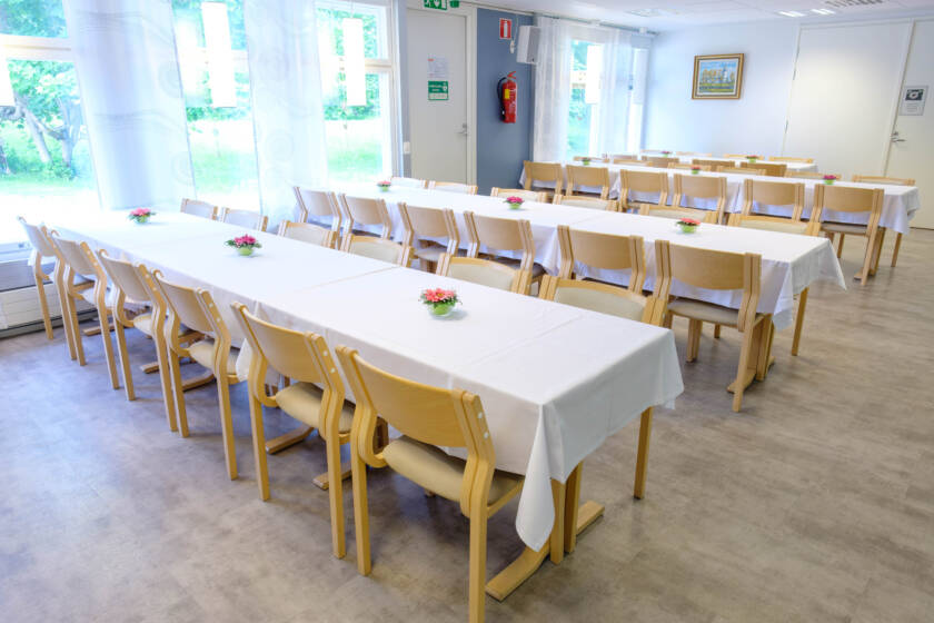 Tuusniemen seurakuntakodin monitoimitila.