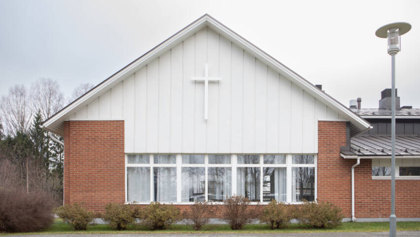 Tuusniemen seurakuntasalin ulkokuva.