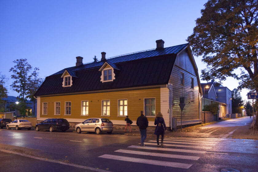 Vanha Pappila hämärtyvässä illassa.