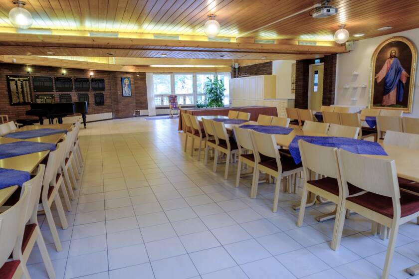 Vehmersalmen seurakuntakodin sali.